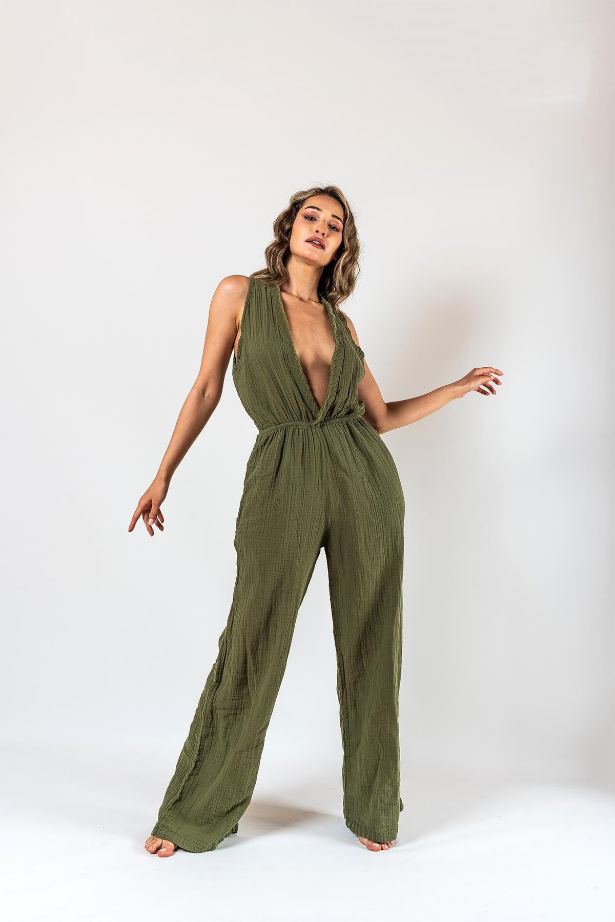 Kyra Müslin Jumpsuit mit Ausschnitt, khaki