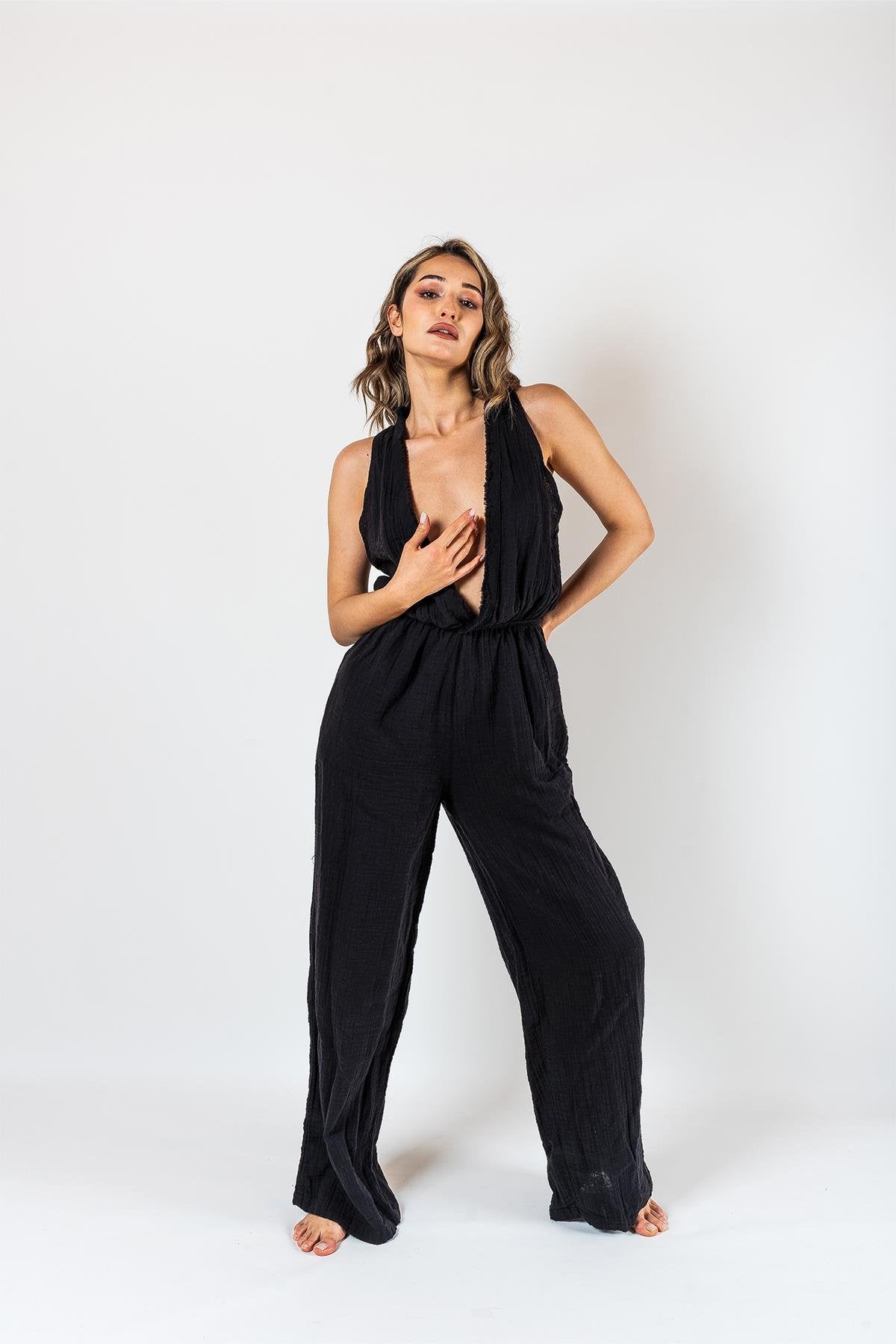 Kyra Müslin Jumpsuit mit Ausschnitt, schwarz