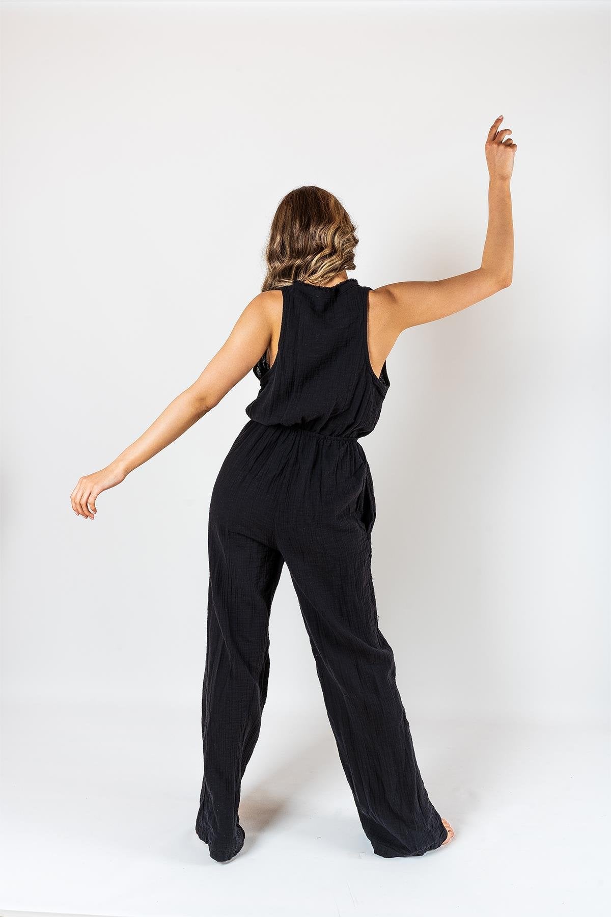Kyra Müslin Jumpsuit mit Ausschnitt, schwarz
