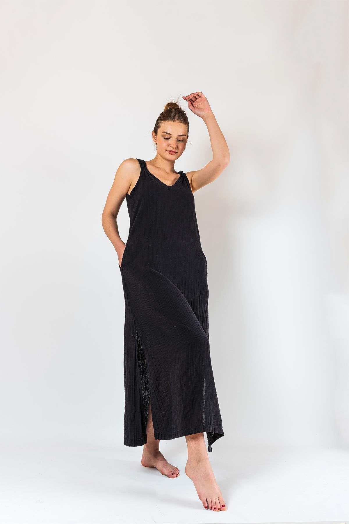 Kyra Müslin Kleid mit Schulterausschnitt, schwarz