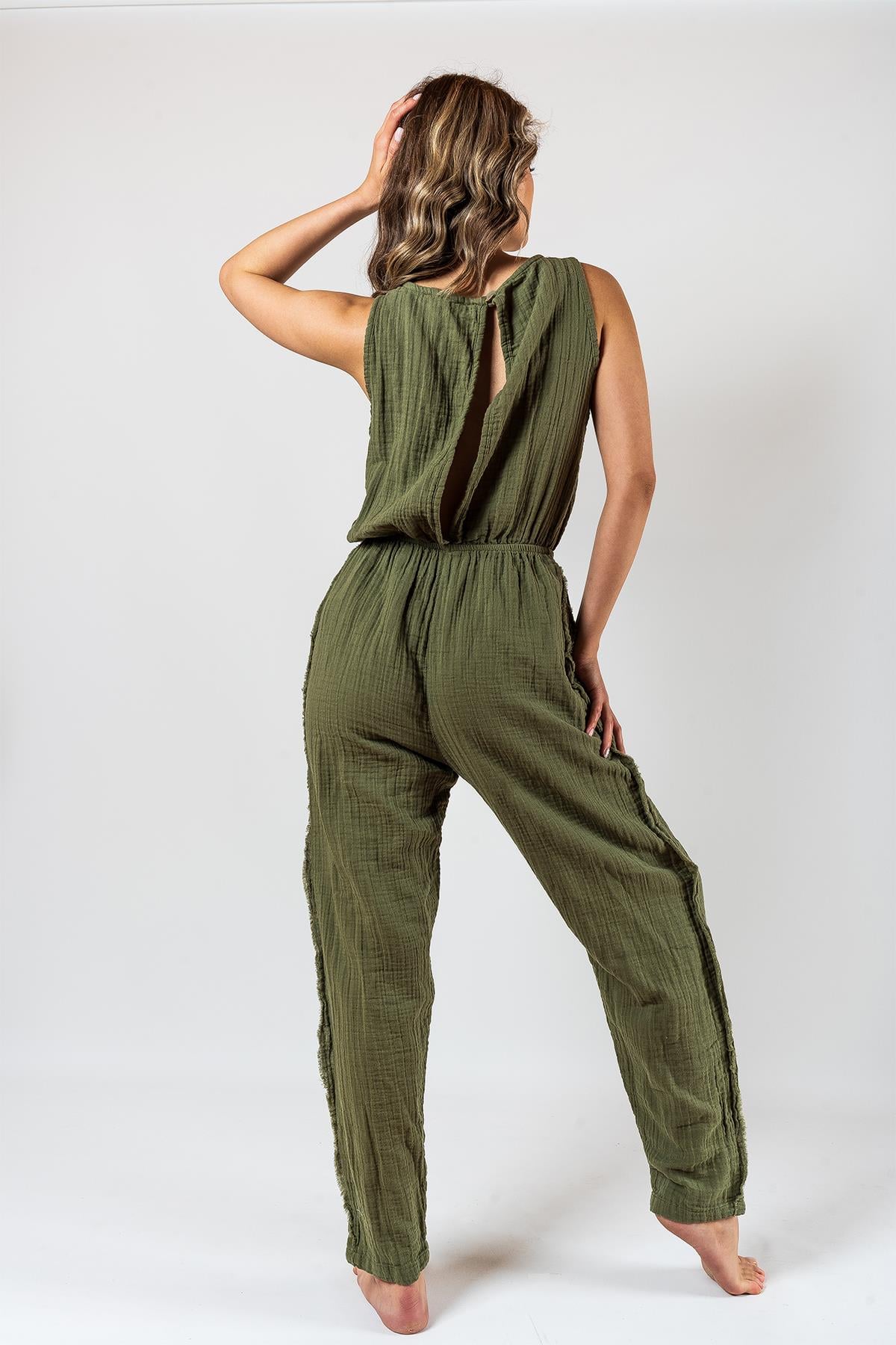 Kyra Müslin Overall mit Rückenausschnitt in Khaki