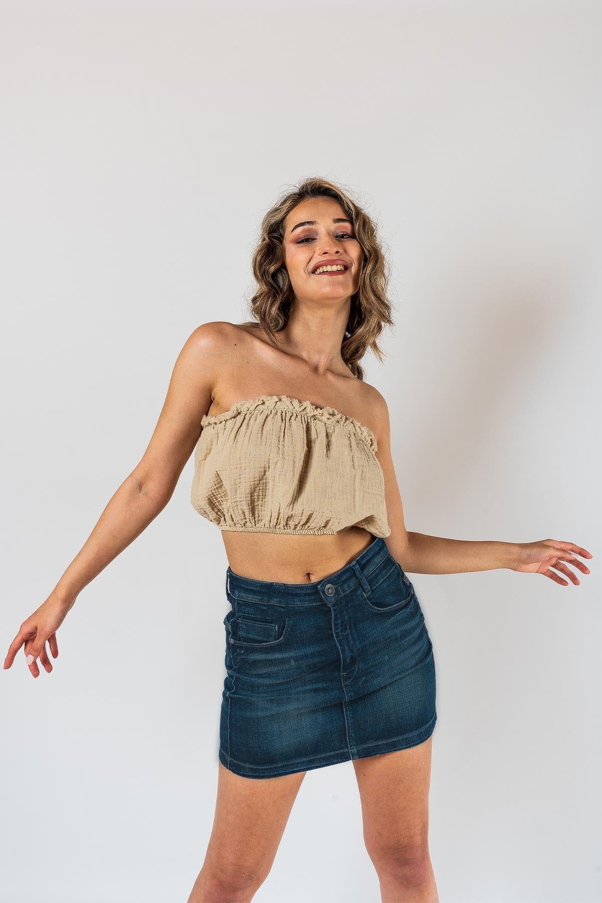 Kyra Müslin, trägerloses Crop-Top, beige