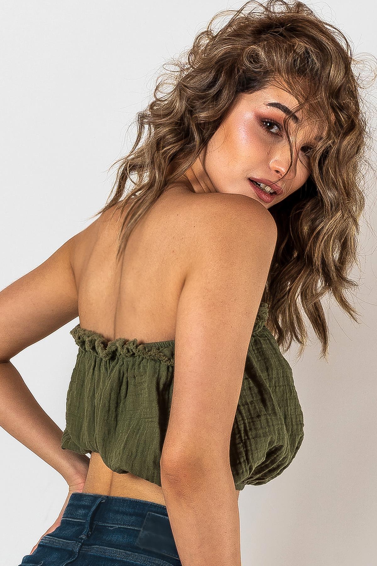 Kyra Müslin, trägerloses Crop-Top, khaki