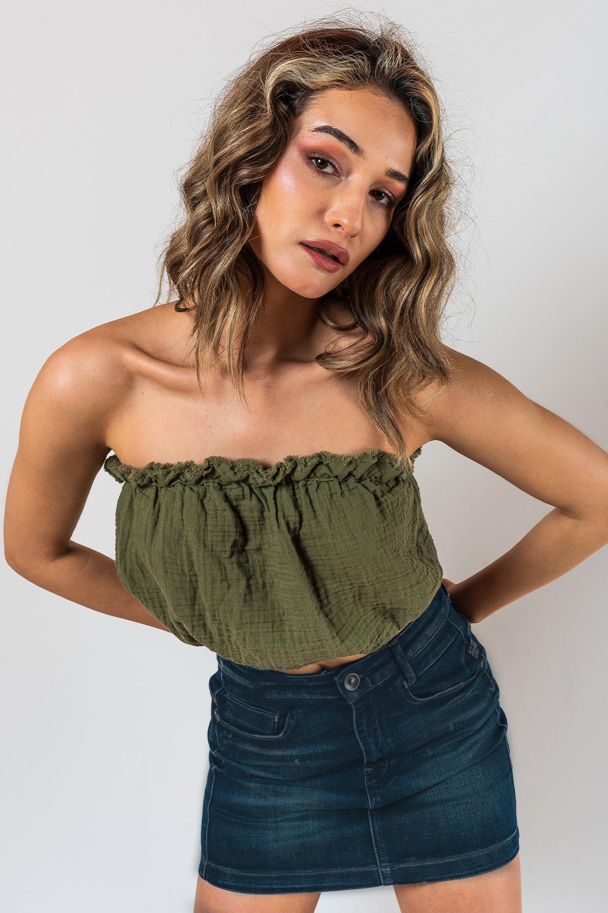 Kyra Müslin, trägerloses Crop-Top, khaki