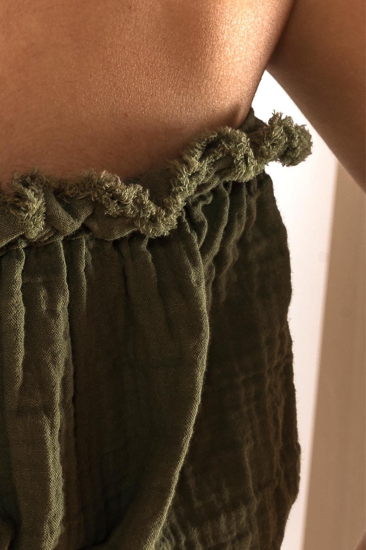 Kyra Müslin, trägerloses Crop-Top, khaki